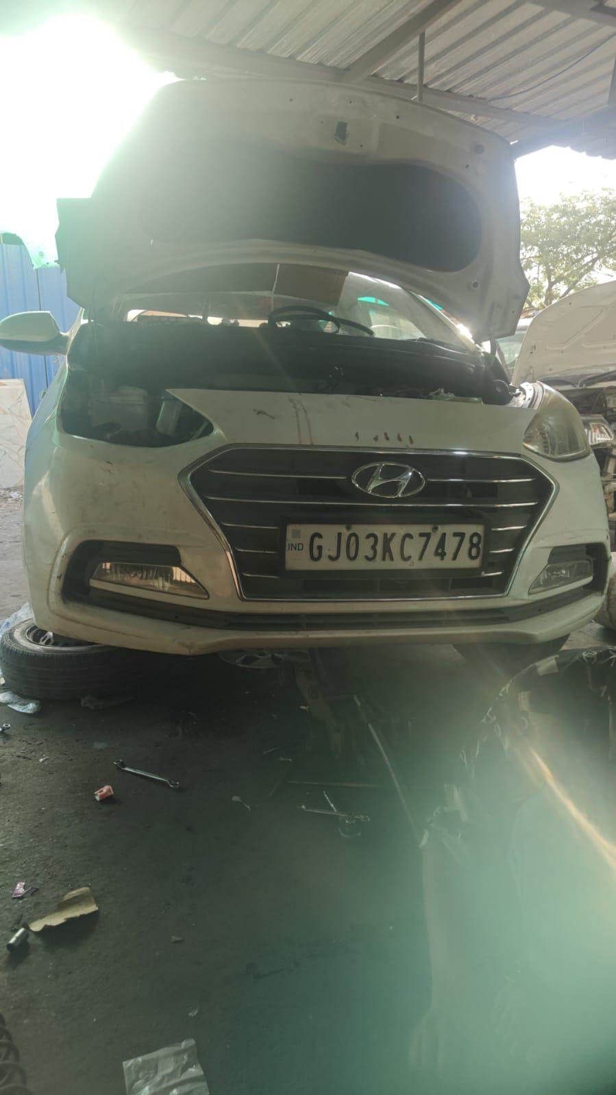hyundai_xcent_technician_working